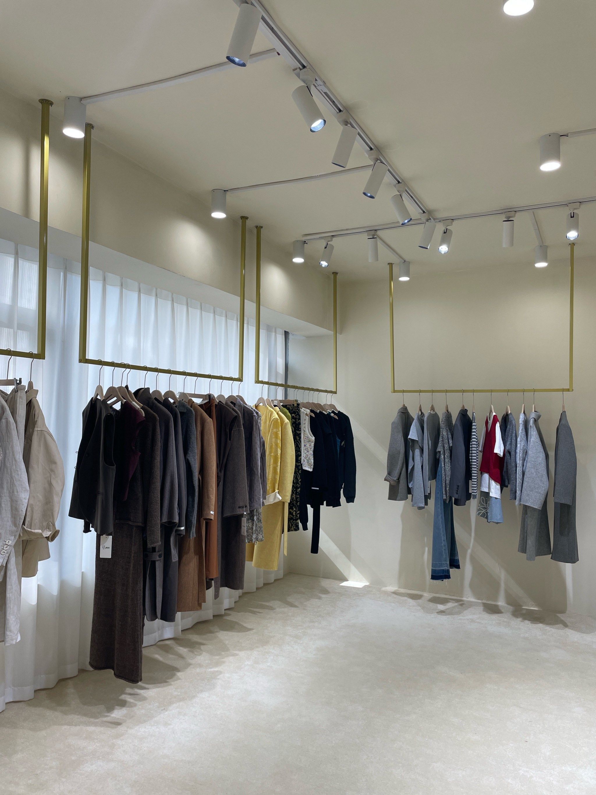 今日新款推荐 

还是第一次来的这种开在高层上的服装店,进门有