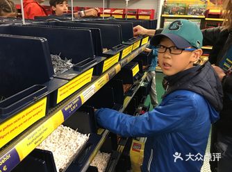 一个人驱车去附近小镇Günzburg看看中午吃点东西