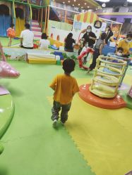 -维佳童话镇演出现场(徐东店)