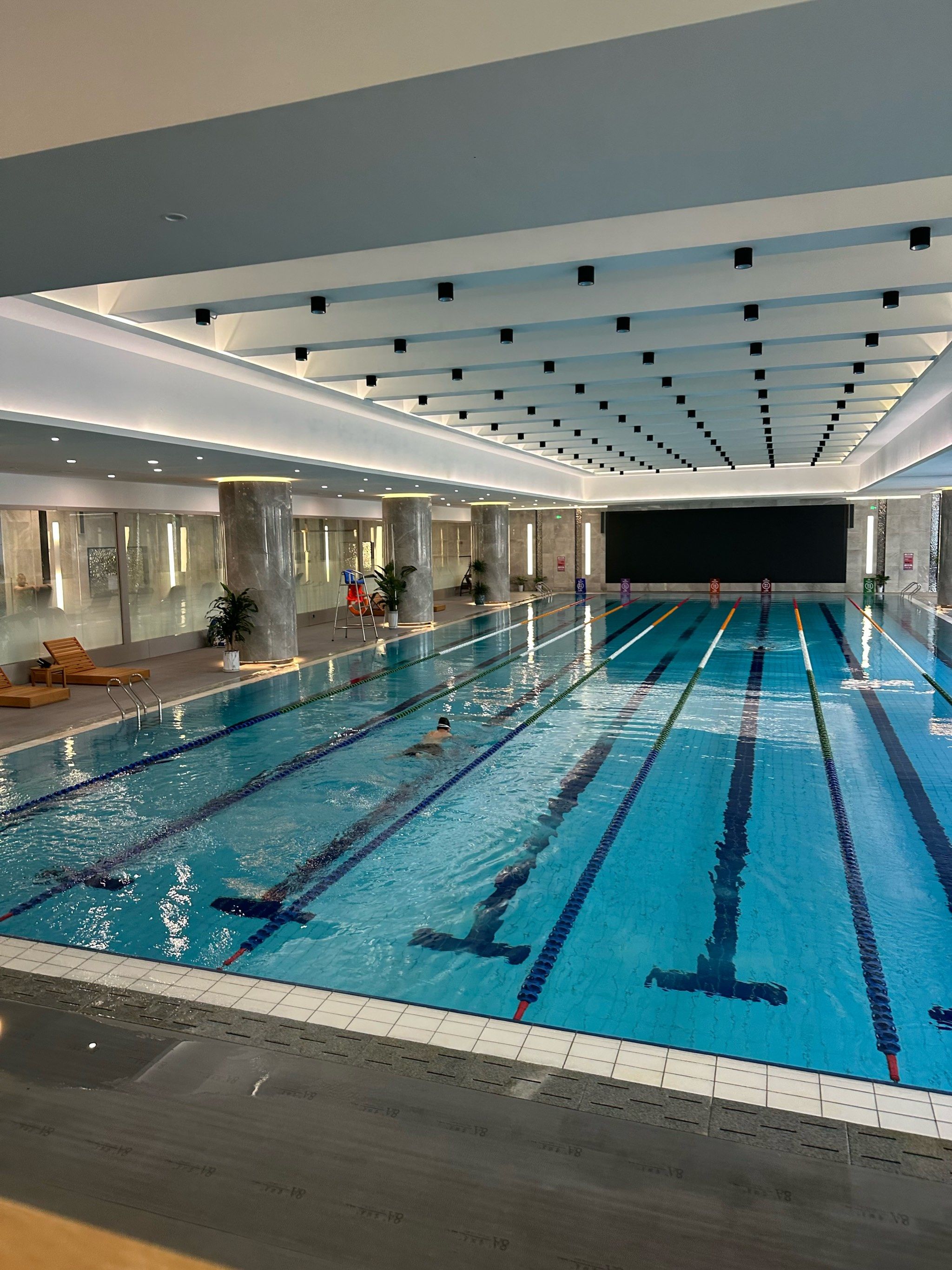 的,店里的服务也不错,有很多适合我锻炼的器材,特别是他在他家的游泳