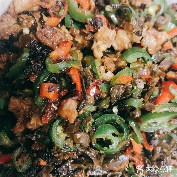 备好，姜蒜切碎，将牛肉丁加淀粉、盐、香油抓匀