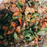 备好，姜蒜切碎，将牛肉丁加淀粉、盐、香油抓匀