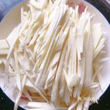 茭白可以和很多东西一起炒，好和谐的菜。