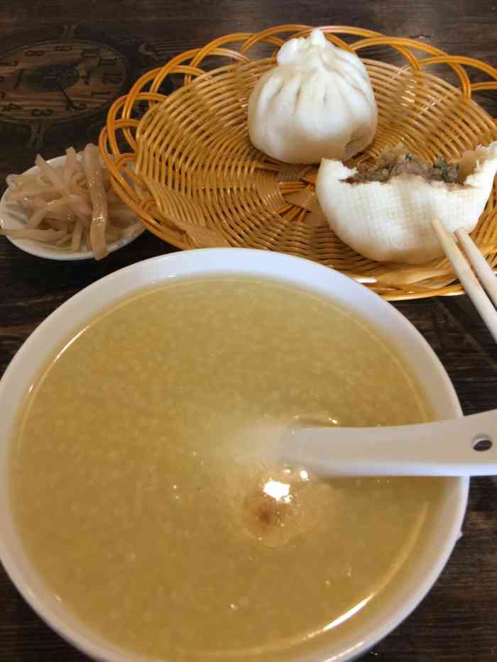 打分    /人 经济实惠的包子粥铺,仿佛回到了10年前的赶脚.值得试试