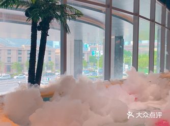 一走进来，里面就在喷泡泡，孩子们开心的尖叫