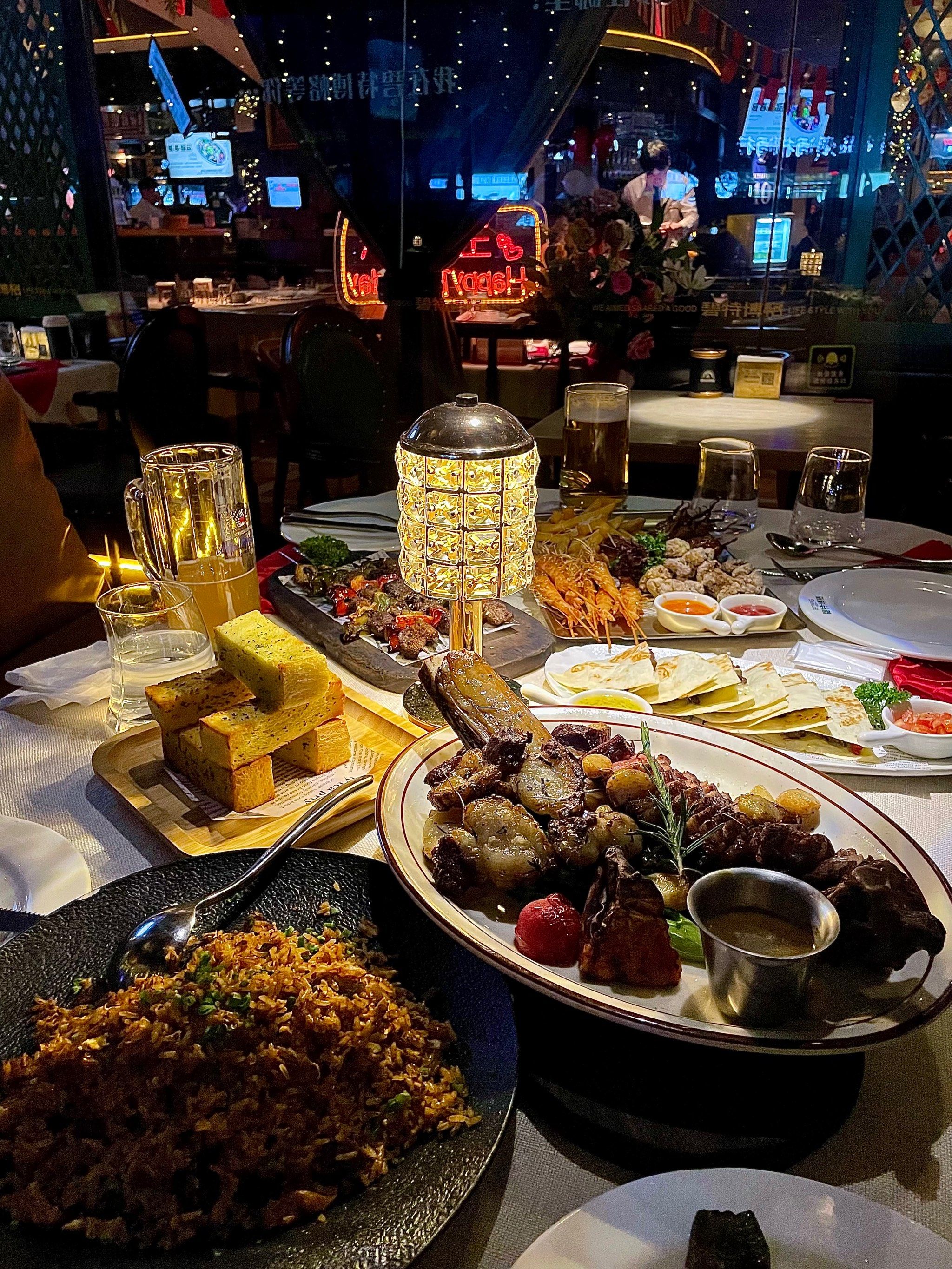 浪漫夜晚的美食约会