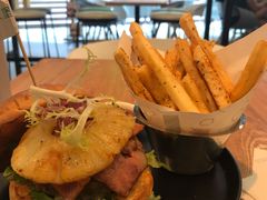 牛肉菠萝芝心汉堡-龙治汉堡(中华城店)