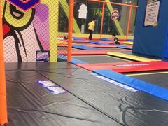 -爱蹦iBOON蹦床运动馆(江汉店)