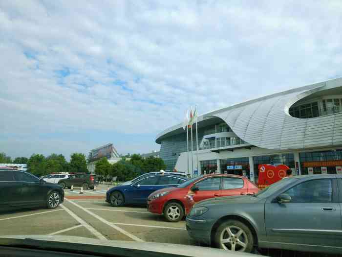 仙桃服务区停车场-"停车还是很方便的,但是,厕所正在改造中,.