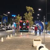 在街边酒吧要一杯酒，看着街上来来去去的人，都走的很悠闲
