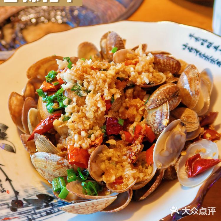 哇，居然还有叫招财锅的店名，吃了招财锅发大财