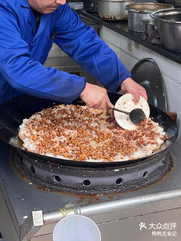 18:49 关注 王师傅豆皮 不管了先排碗三鲜的再说#武汉美食#三鲜豆皮