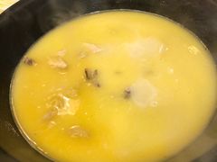 浓厚原只鸡煲花胶汤-鲜入围煮花胶鸡海鲜火锅