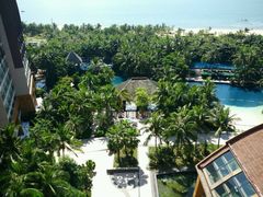 从客房看楼下泳池-三亚湾海居铂尔曼度假酒店