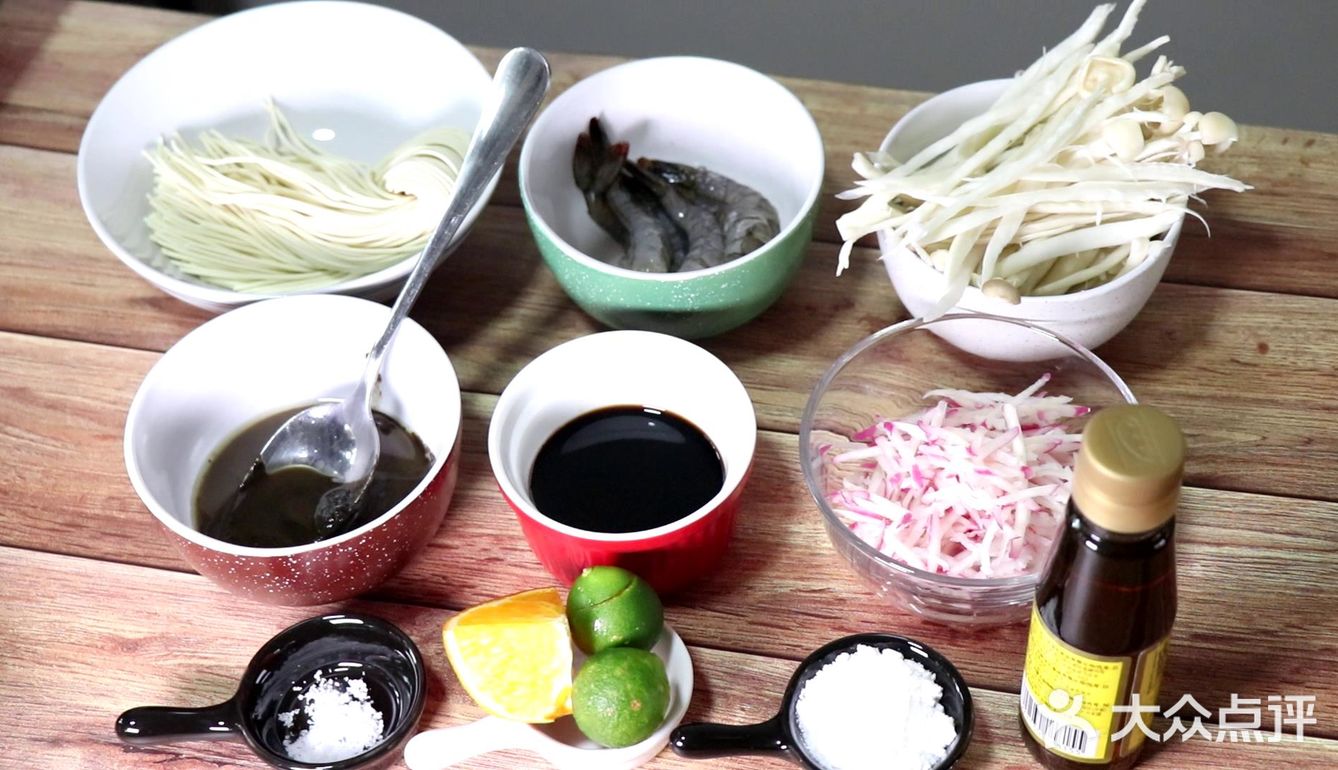 夏日必备的虾仁杂菌凉面，配酸甜汁和麻酱