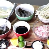 夏日必备的虾仁杂菌凉面，配酸甜汁和麻酱