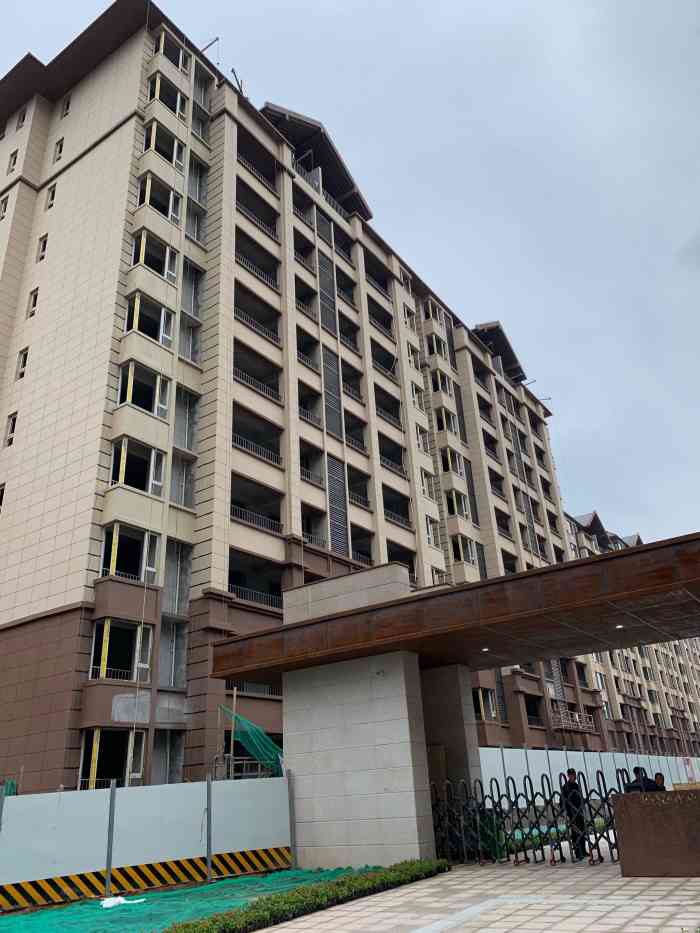 华清学府城-"华清学府城位于建工路,小区从1期到现在的.