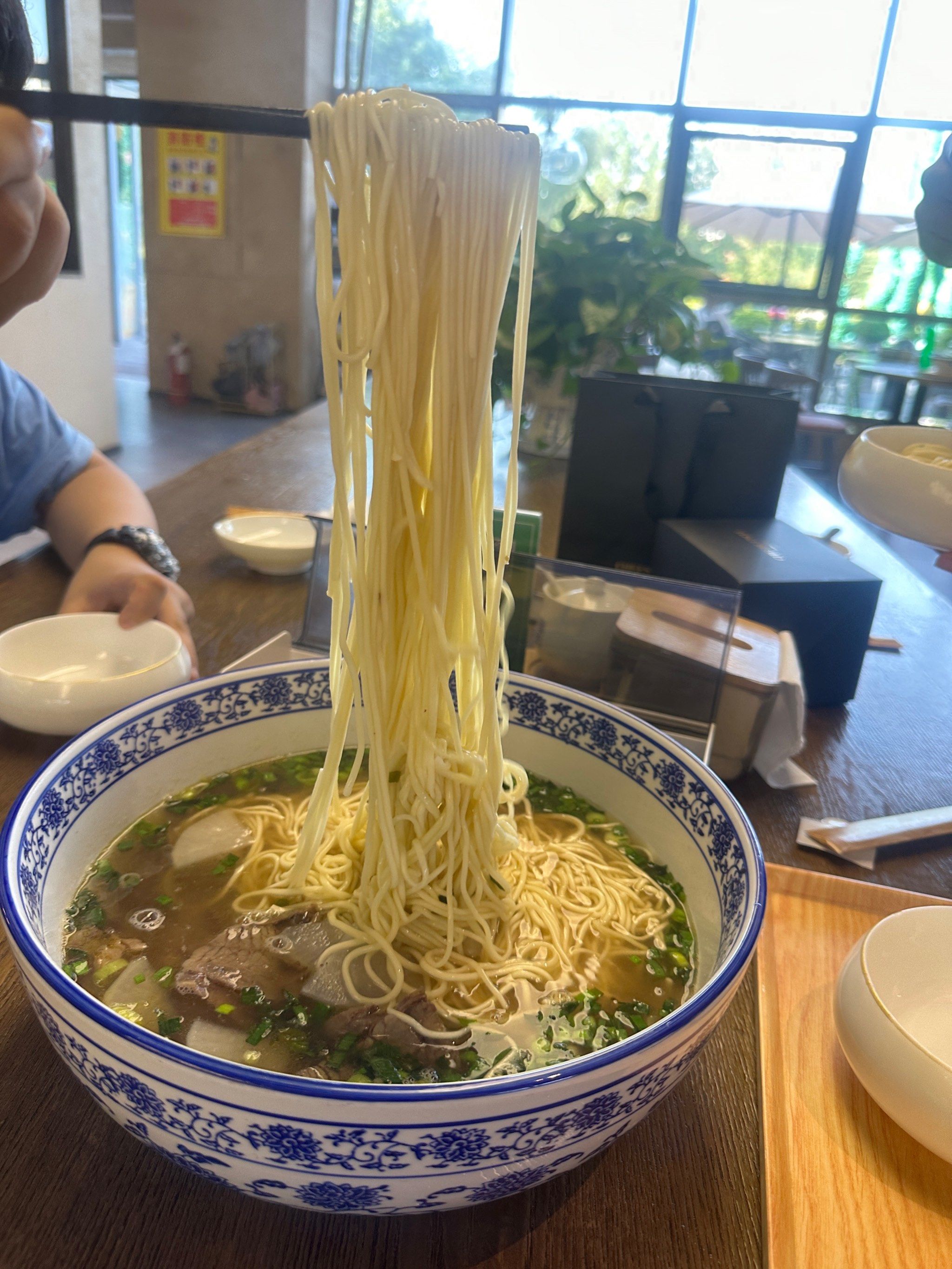 n超级大碗的拉面,五个人点了两大碗,加上超大羊肉串.