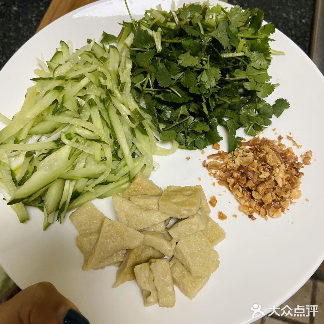美味的凉皮做法来了！ 食材：面粉，黄瓜，醋，盐