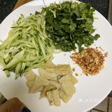 美味的凉皮做法来了！ 食材：面粉，黄瓜，醋，盐