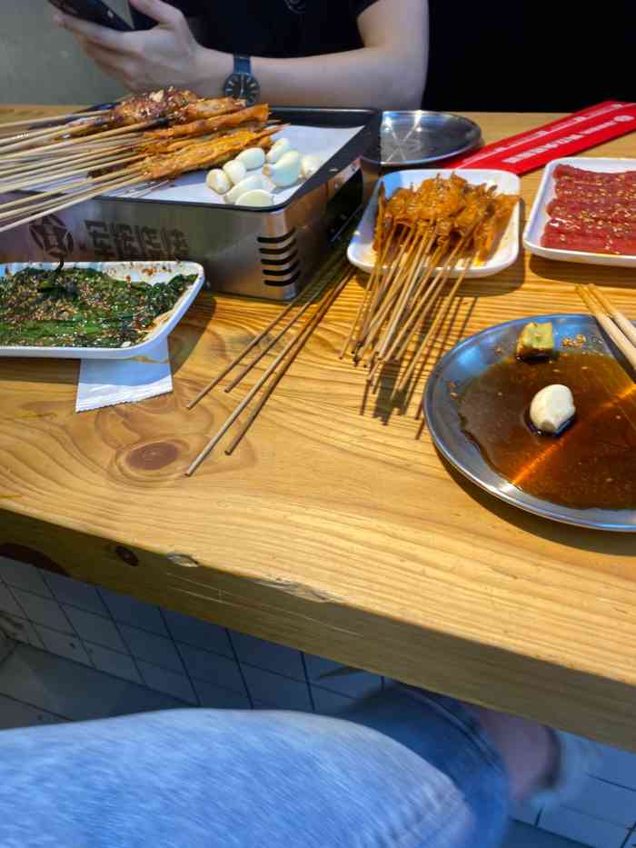 赫军辉烧烤(世光路店)-"好热闹的店!人好多!排大队呀!也不是很饿.