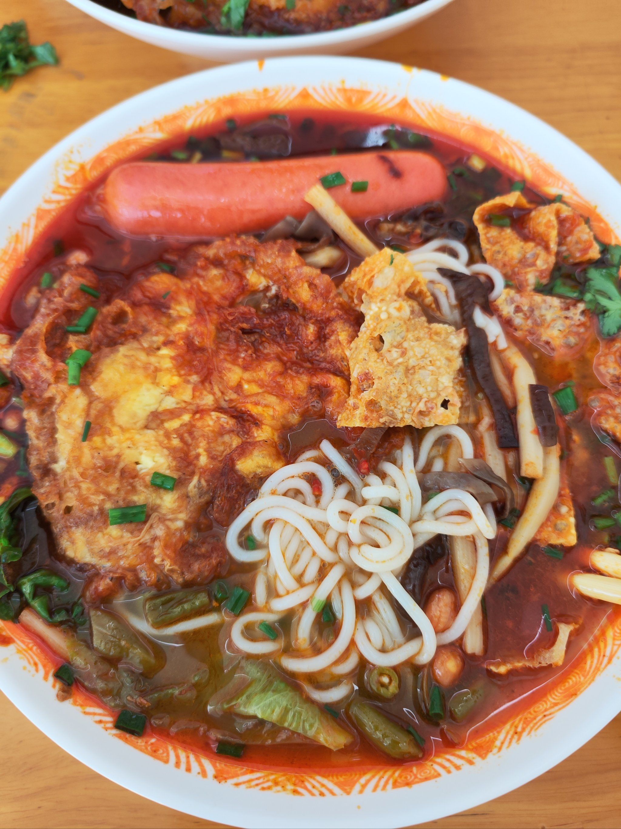 螺蛳粉是世界上最好吃的东西,烤肠也特别好吃,螺蛳粉真的好好吃,煎蛋