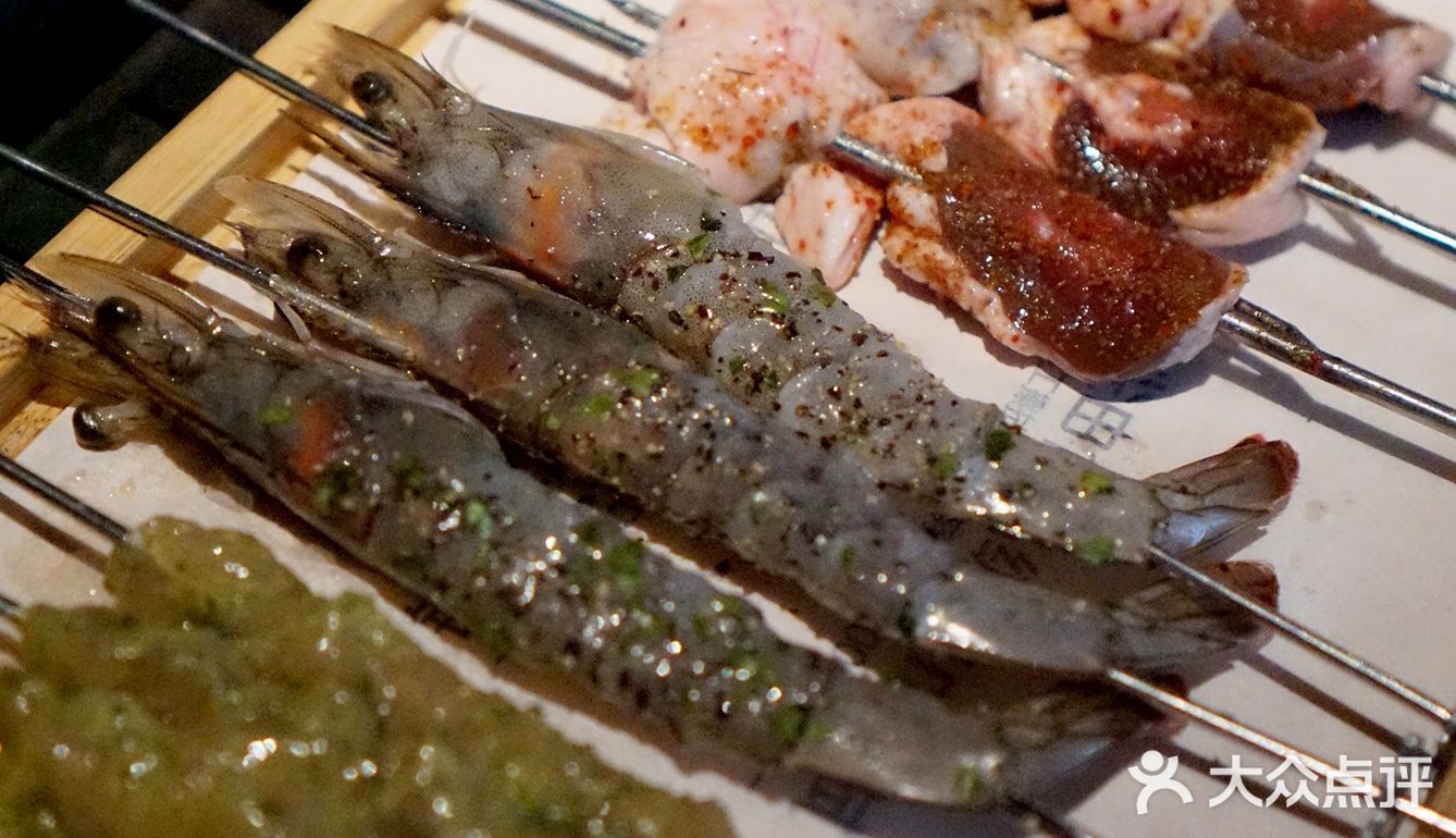 一串吃出三种口感，不愧呼伦贝尔草原饲养羊肉串，值得排队吃一回