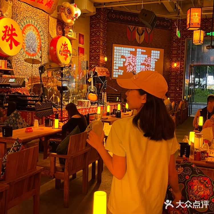 在民谣江湖烧烤酒馆感受云南的松弛…