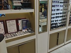 -美式眼镜·授权蔡司.依视路.尼康.豪雅.明月(人民广场店)