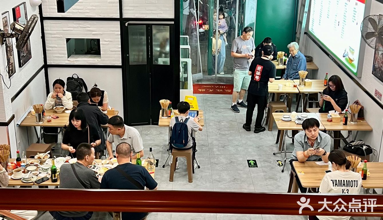 胡同里全是街坊叔叔阿姨的店，别提多正宗了