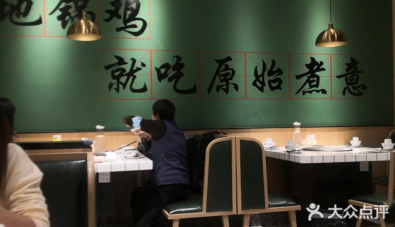 位于万宝广场三楼，店铺名字看上去像是串串店