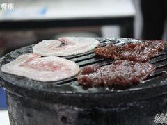 五花肉和牛肉开始烤的样子-大槐树烤肉馆