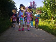 小朋友在公园里散步，户外活动-金宝森幼园