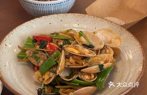 Stir-Fried Clams with Green Chili and Jin Bu Huan