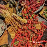 我们4个人点了一大桌子的菜！-