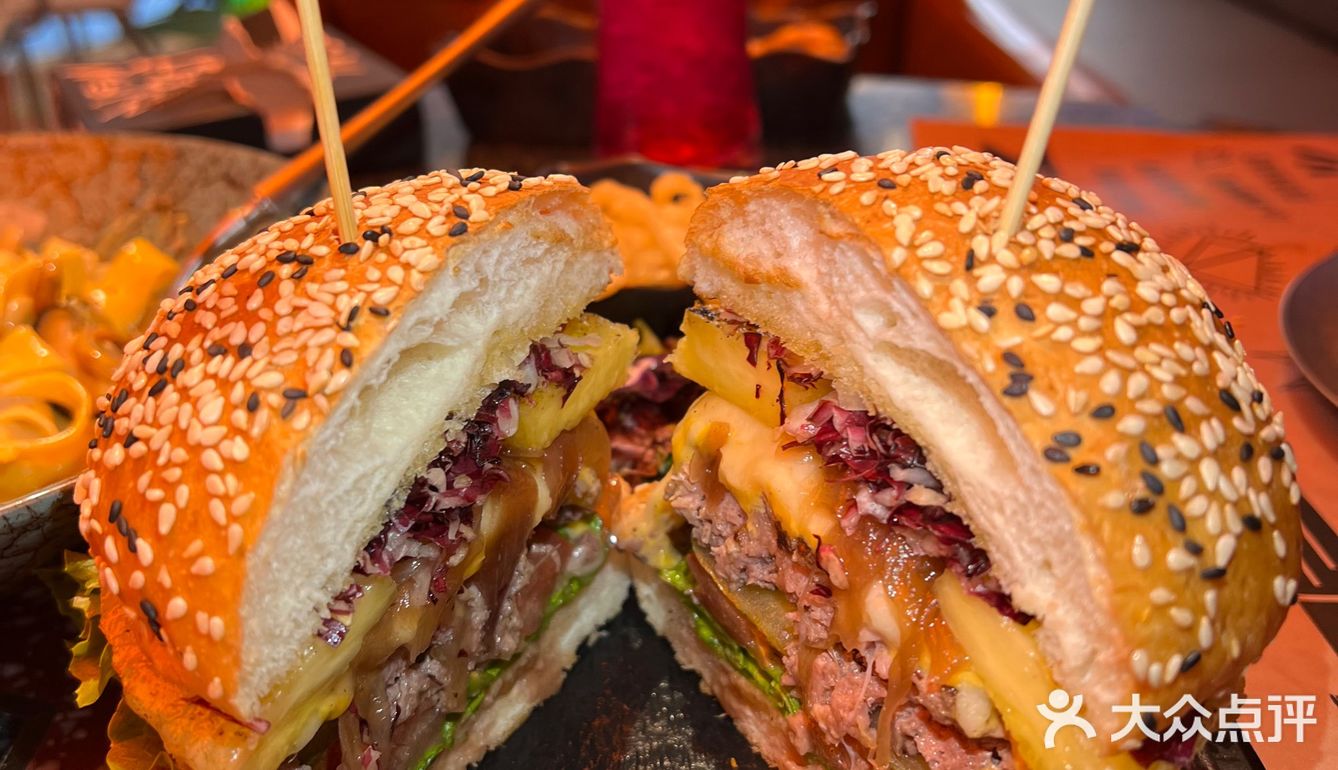 世豪二期里面洽个午饭。来吃这家新开的餐酒吧