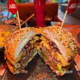 世豪二期里面洽个午饭。来吃这家新开的餐酒吧