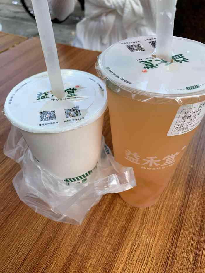 最近身边的朋友都喜欢喝益禾堂性价比比较高好喝而且不贵这是在大学城