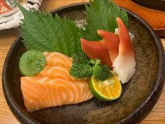 刺身盛盒（三文鱼、白极贝）-桃太郎创作料理(大坪店)