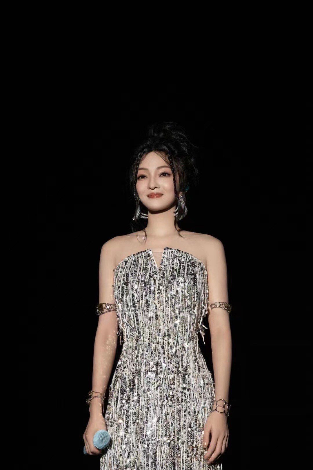 张韶涵 银色礼服太哇塞了