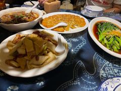 腊肉炒饵块-香满楼.建水老宅院