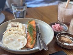 烟熏三文鱼配烤饺子皮和芥末籽酱-BOR Eatery(安福路店)