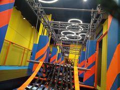 -爱蹦iBOON蹦床运动馆(江汉店)