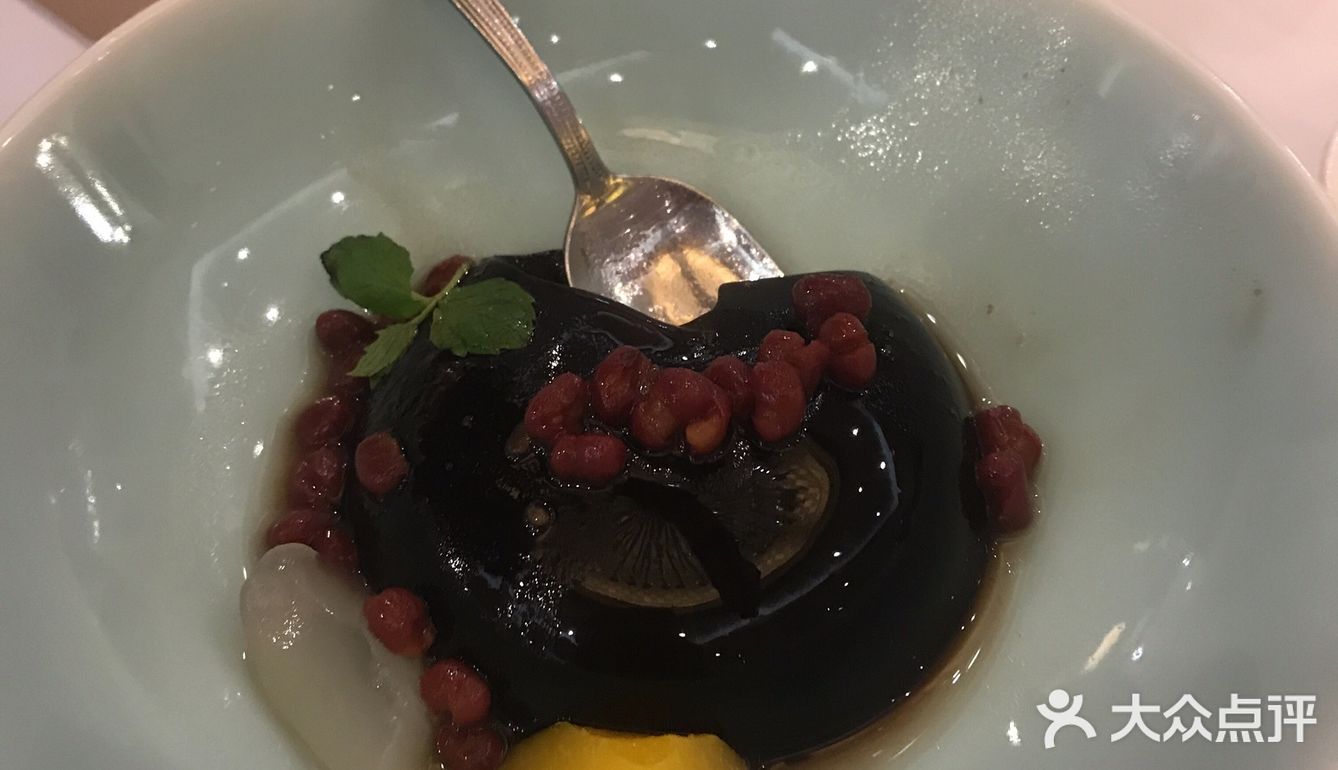 唐宫的午餐套餐来了还是很划算的，这个小兔子真的很好看