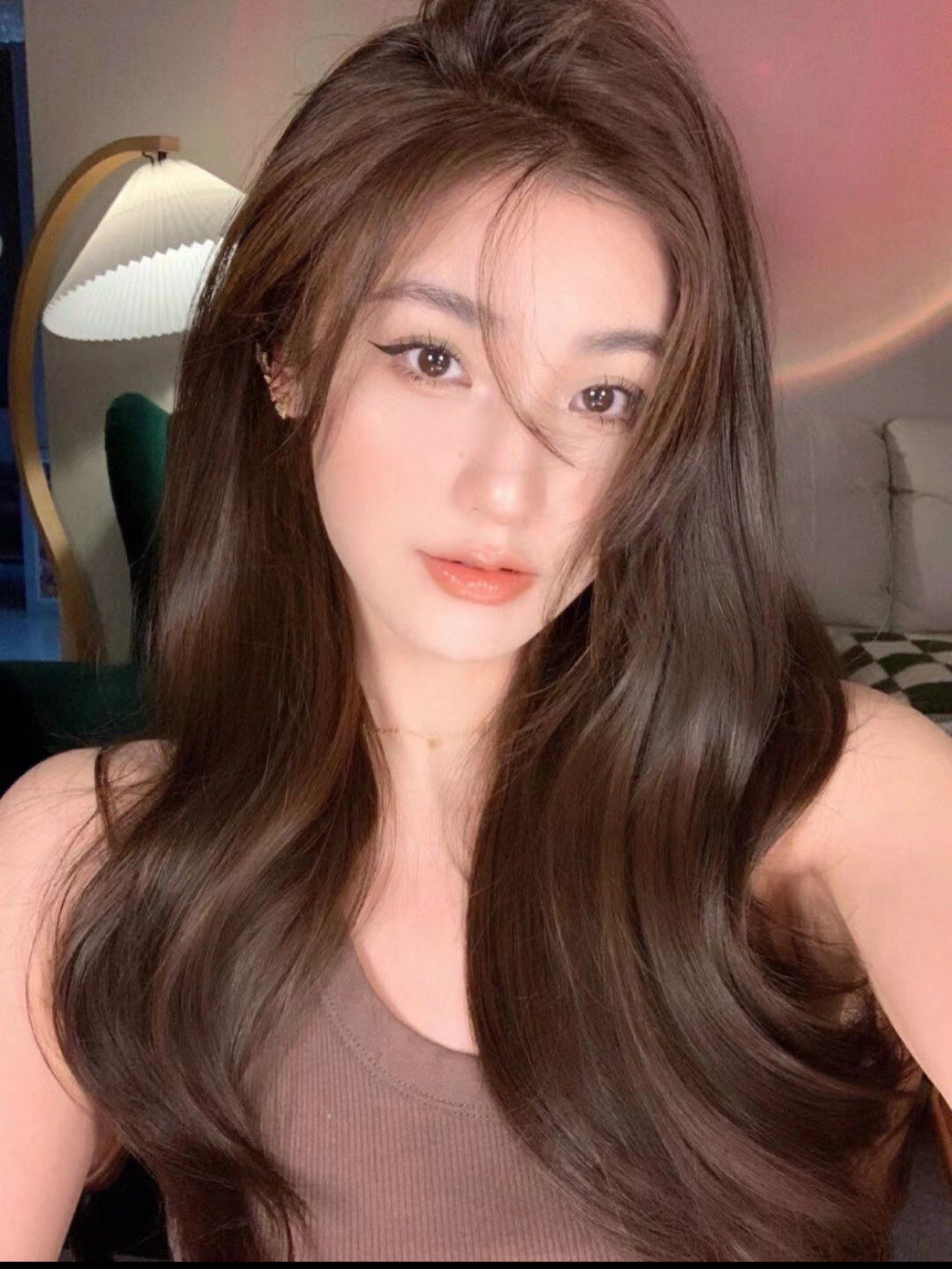 巧克力发色是一种非常受欢迎的染发颜色,它适合亚洲人的肤色,不挑人