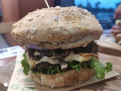 鲜香蘑菇牛肉汉堡-魏斯理汉堡(西安沣东吾悦店)