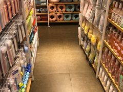 -名创优品(北京新中关购物中心地铁层店)