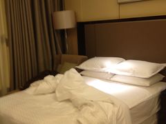 双床标间的其中一张床-够大-廊坊固安福朋喜来登酒店