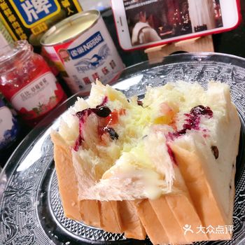 生活节奏这么快 再忙也要记得吃餐噢  从面包店买来的
