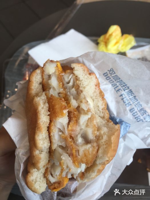 麦当劳(奥特莱斯得来速店)双层阿拉斯加狭鳕鱼堡图片